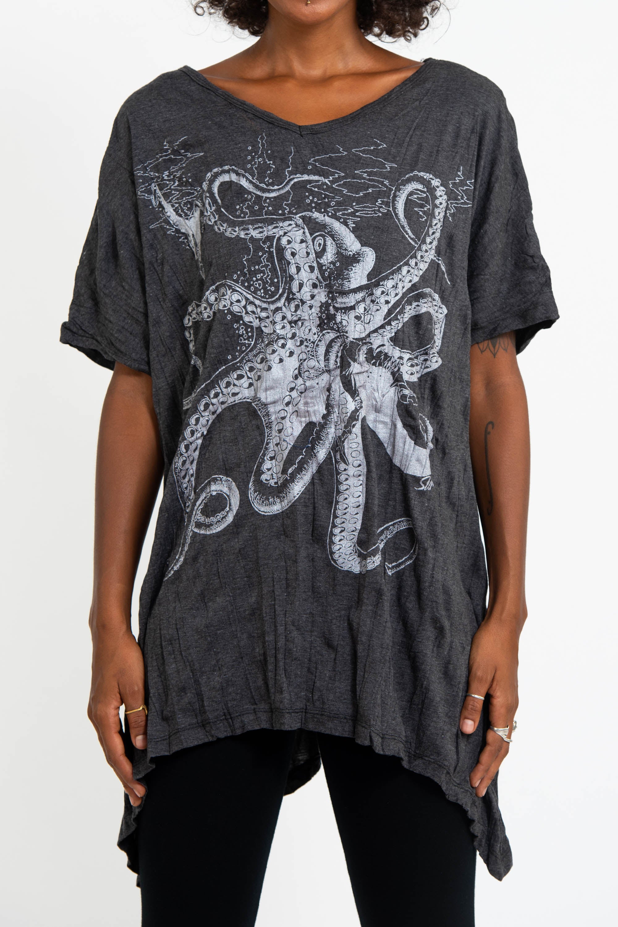 Sure Design Women's Octopus Loose V Neck T-Shirt Silver on Black